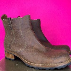 UGG MERCER BROWN LEATHER SHEEPSKIN LINED ANKLE BOOT.